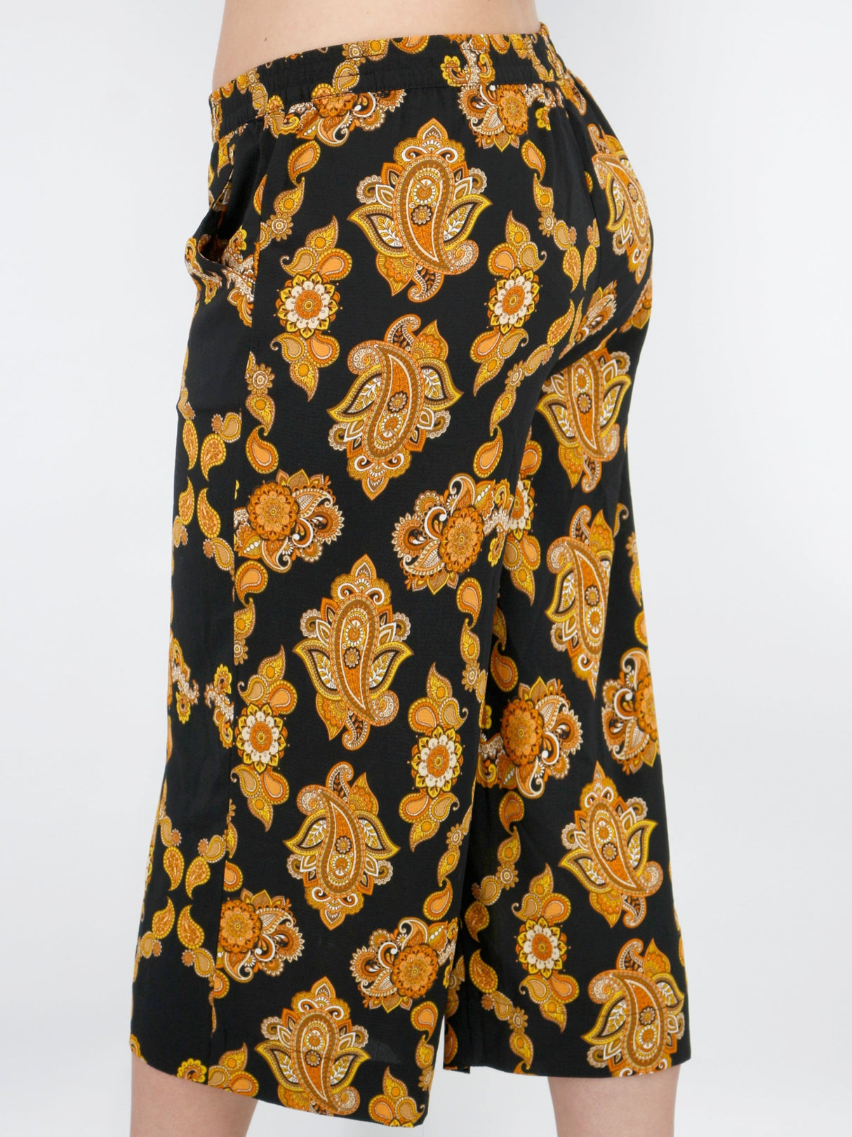 Women's Graphic Printed Wide Leg Capri Pant,Black